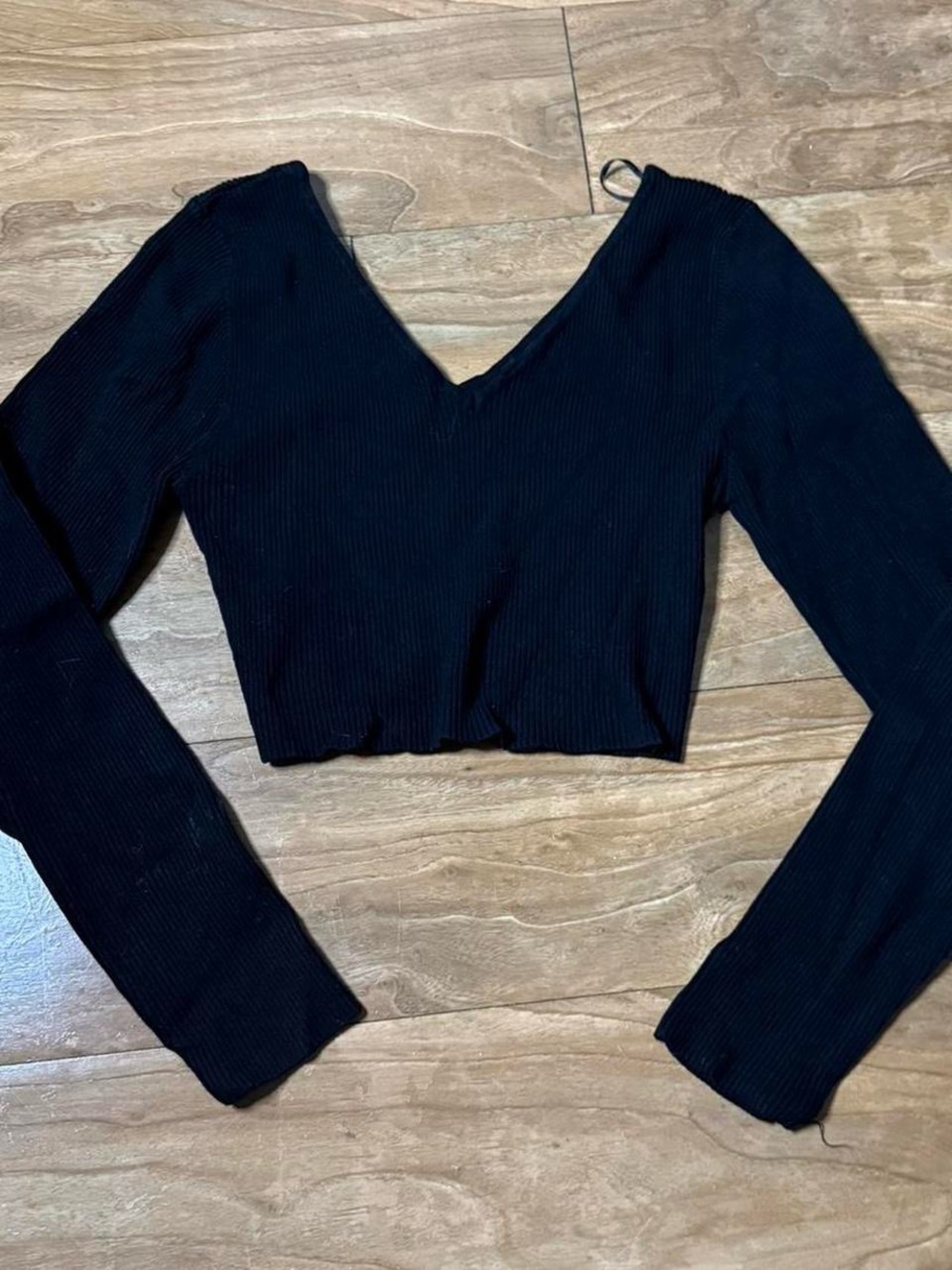 Black Ribbed V-Neck Long Sleeve Crop Top